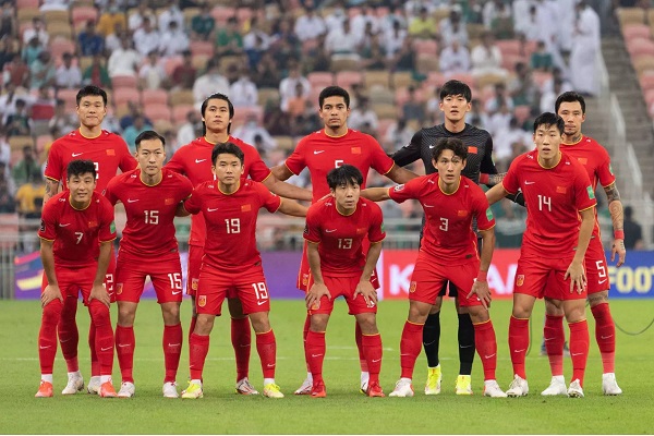 球迷们期待中国男足在亚洲杯的征程上取得成功
