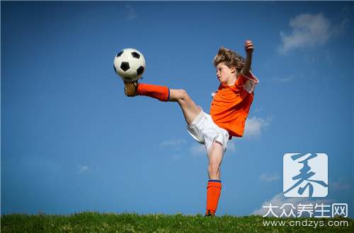 足球是可以锻炼我们的双足运动能力以及跑步速度的