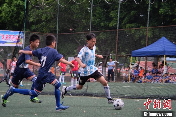 中新网柳州6月21日电 题：中国掀起乡村“足球热”“山里娃”成职业赛场“后备军”